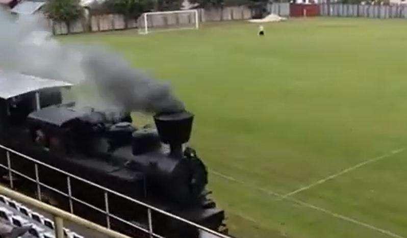 In Slovacchia c'è un treno (vero) sulla fascia... [IL VIDEO]
