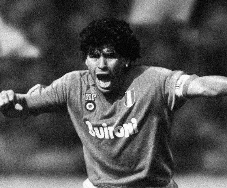 Maradona non c'è più: tutti i messaggi per il Dio del calcio