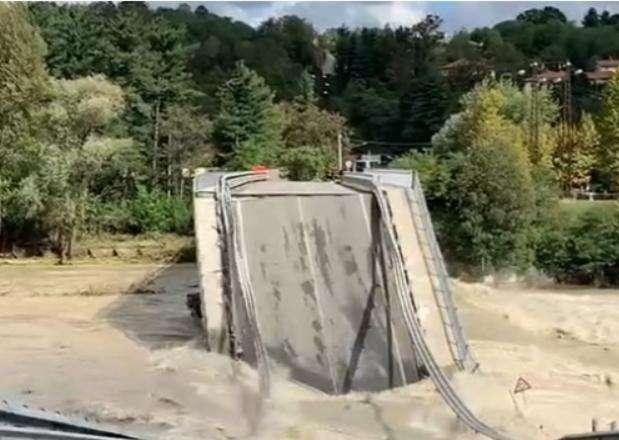 Maltempo, crolla un ponte in Piemonte. Il sindaco di Borgosesia: «Mai avrei pensato di vedere questo»