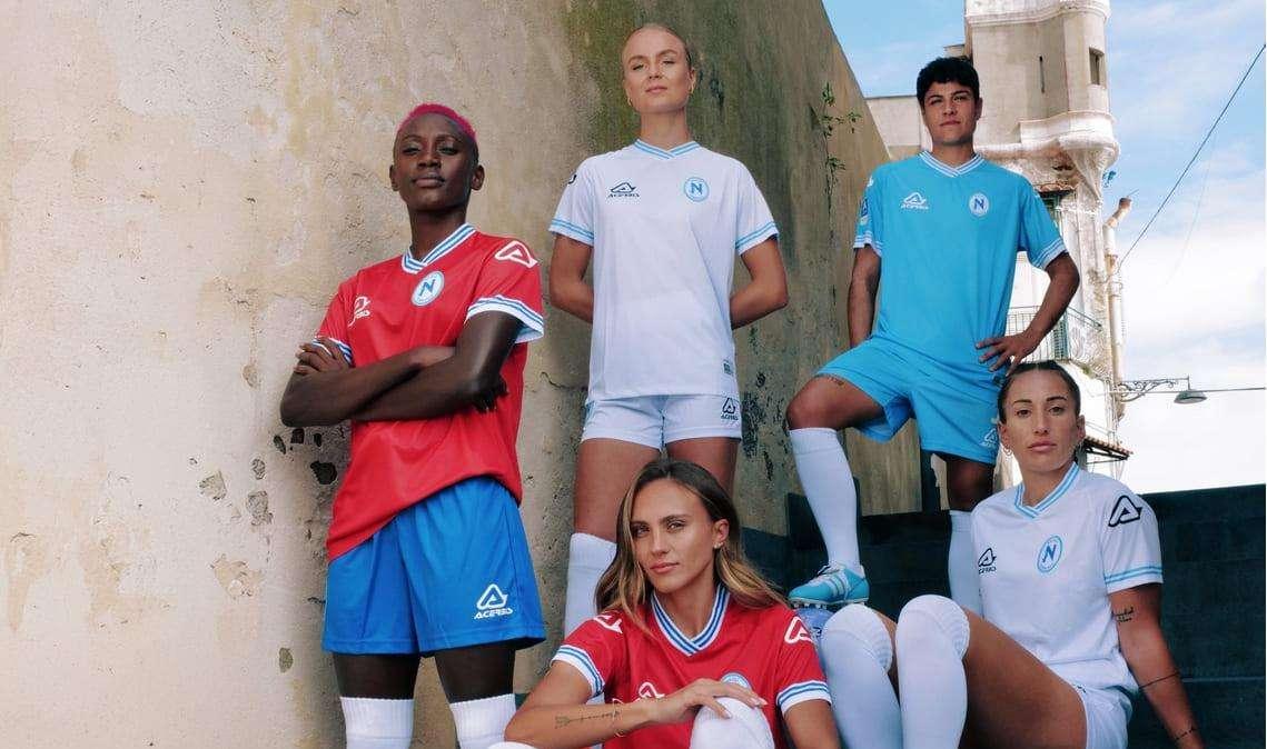 Napoli Femminile, presentate le nuove maglie ufficiali: è una lettera d’amore per la città 