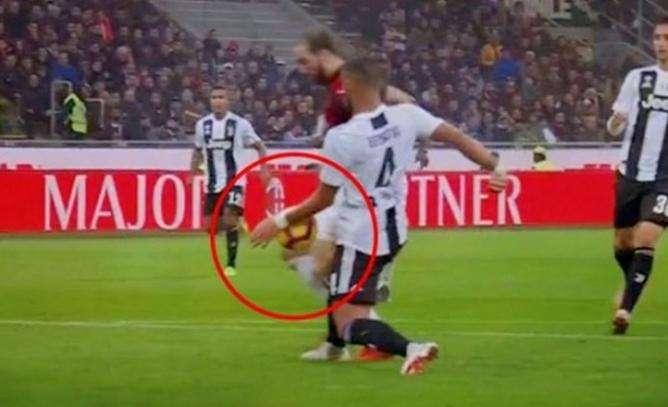 Fallo di mano in area? La Uefa pronta a cambiare la regola