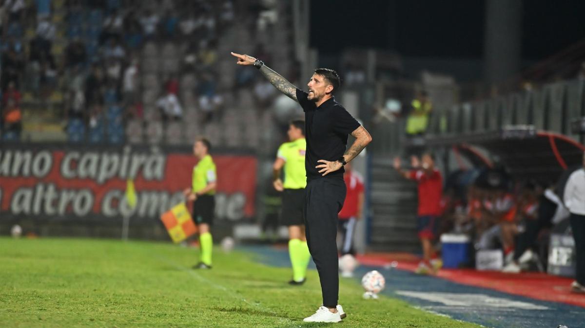 Crotone, Greco dopo il KO con il Foggia: «Nessun alibi, ma se vi aspettate 12 milioni di mercato non è questo il percorso»