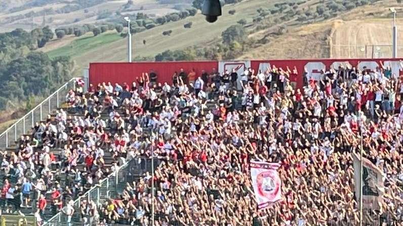 È una partita di Eccellenza ma l'atmosfera è da Serie B: 5.200 sugli spalti