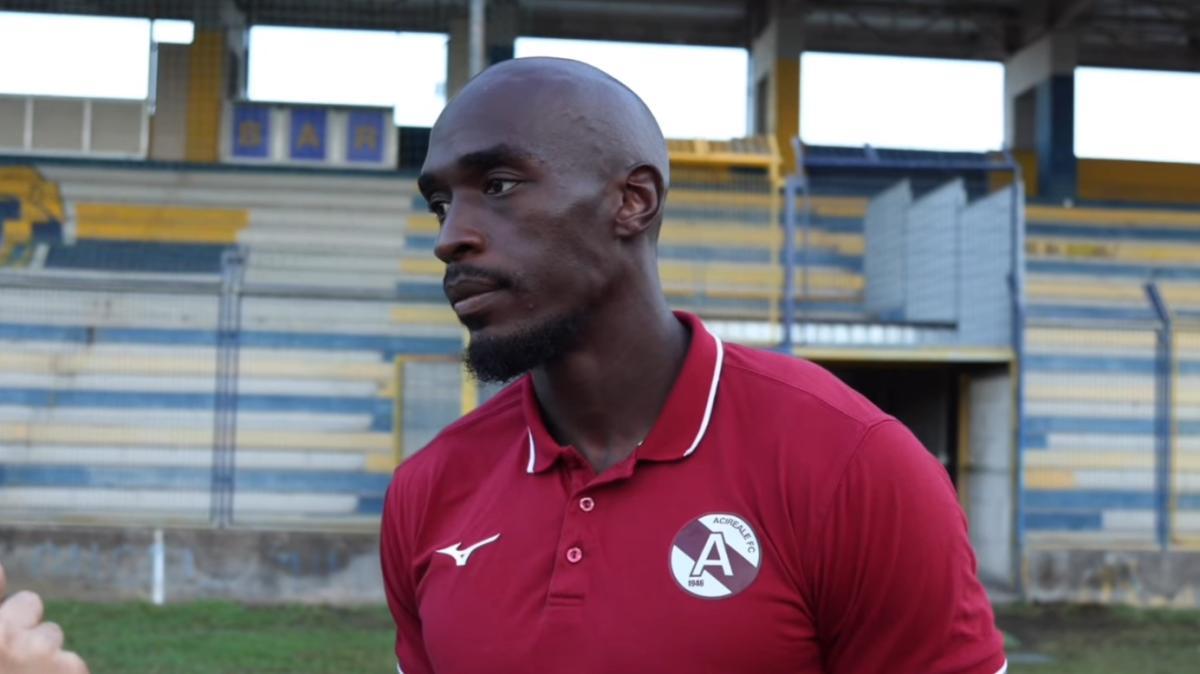 Mokolu trascina l'Acireale in Coppa e fa mea culpa sul fallito 3-0: «Colpa di una zolla, ho chiesto scusa al mio compagno»