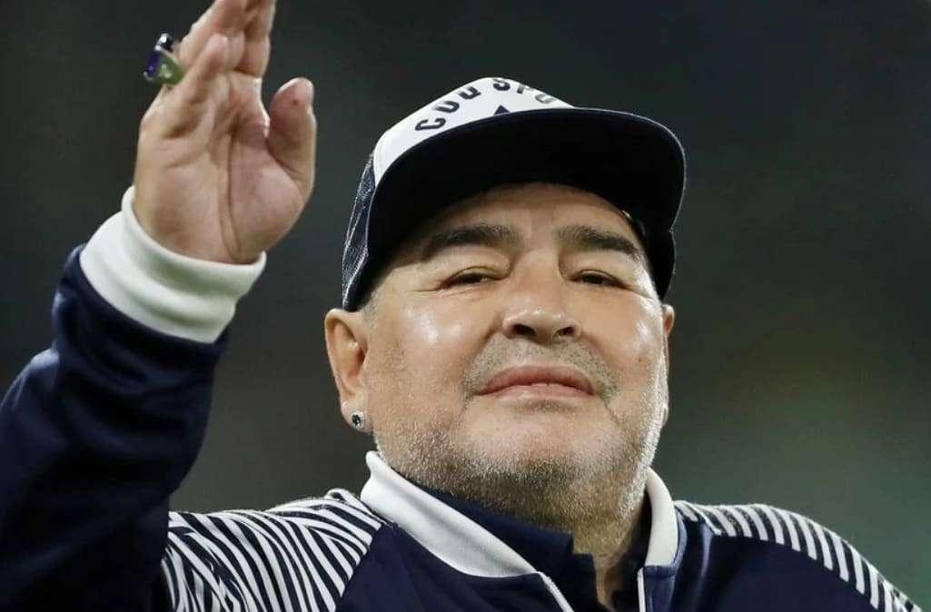 È morto Diego Armando Maradona. Il calcio piange il suo Dio