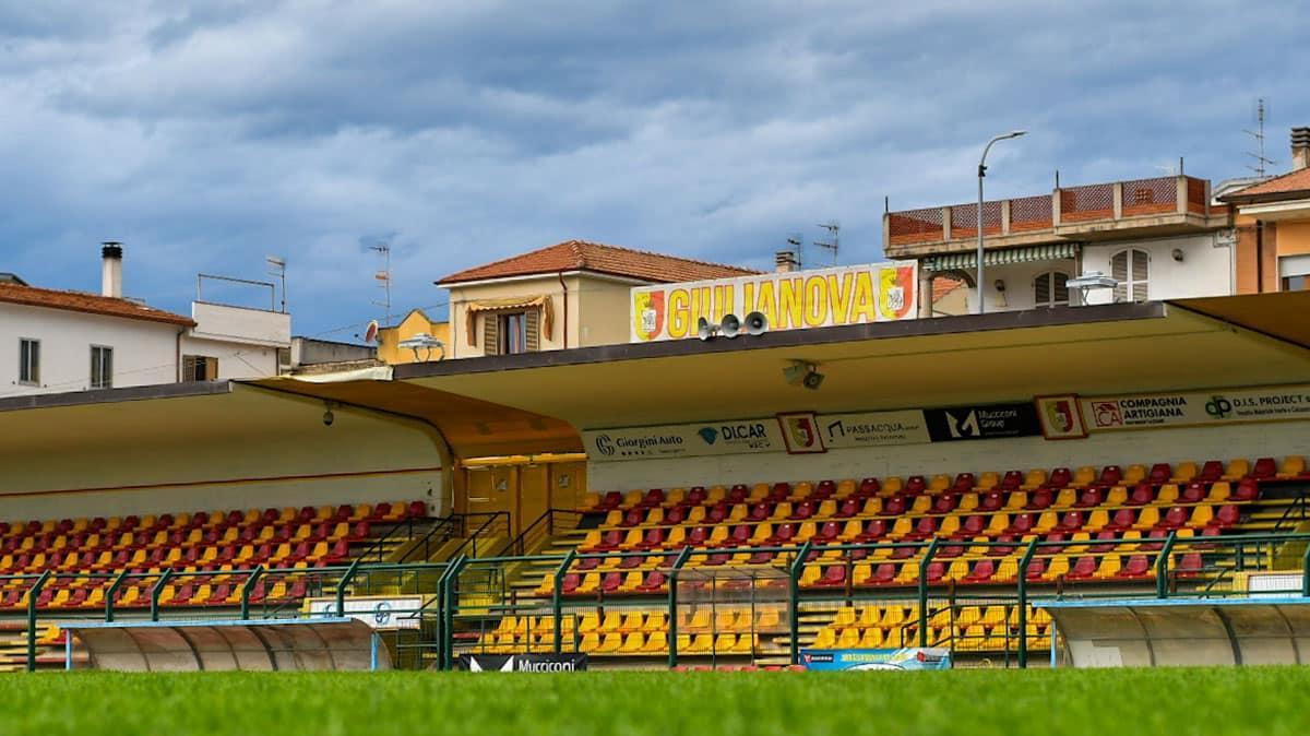 Giulianova, manutenzione straordinaria per il "Rubens Fadini": pronti i lavori al manto erboso