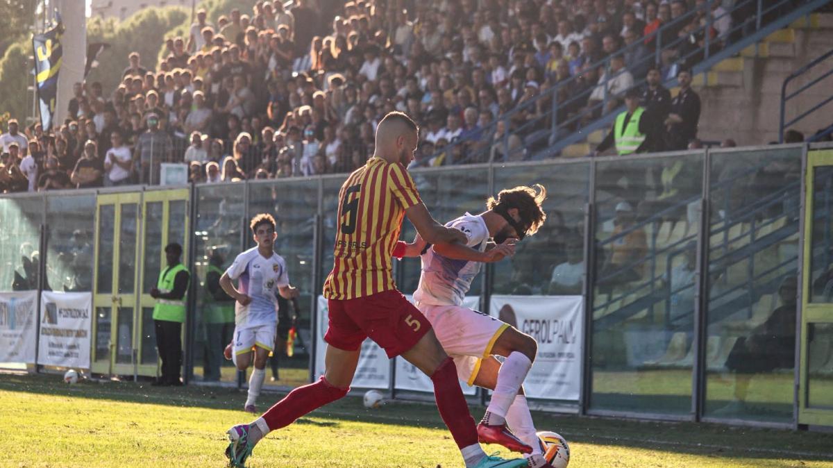 Fofi tallonato da un difensore