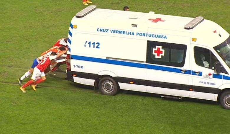Calciatore si infortuna, ma l'ambulanza è spinta fuori dai calciatori