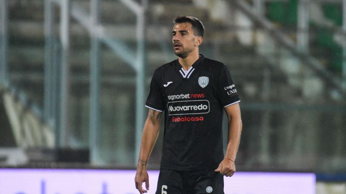 Catania, Miceli valuta l'addio: due club di terza serie piombano sull'esperto centrale