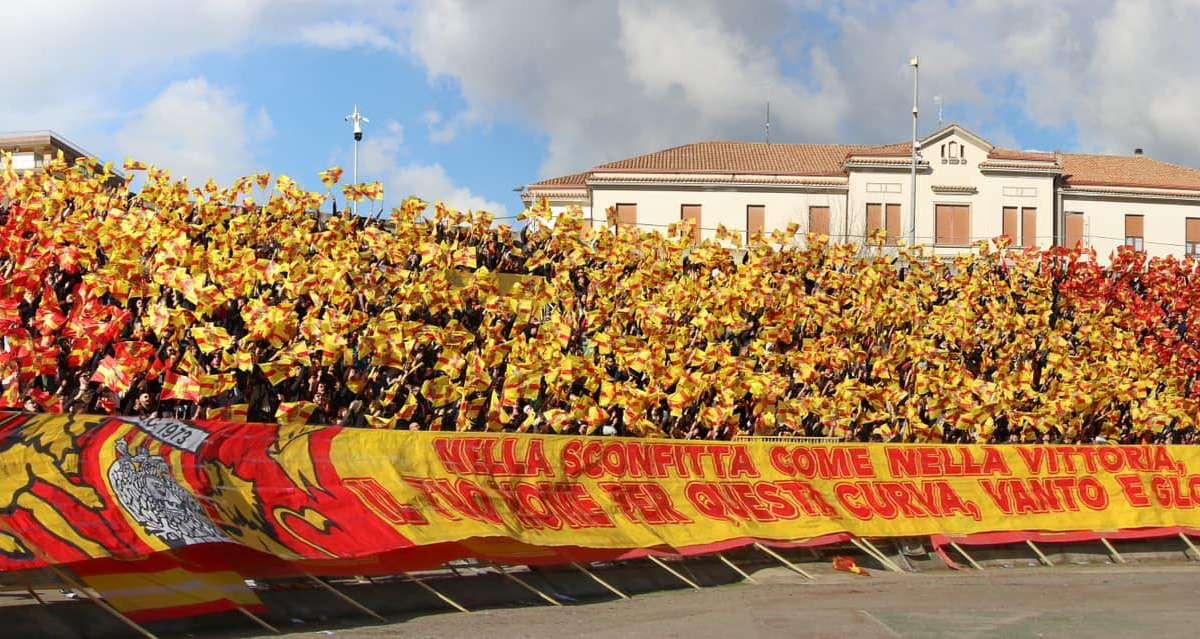 Campagna abbonamenti Catanzaro, il tifo giallorosso risponde presente: esaurita la Curva Massimo Capraro