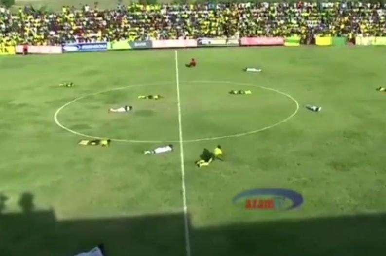 Panico ed urla in campo: «Tutti a terra!»