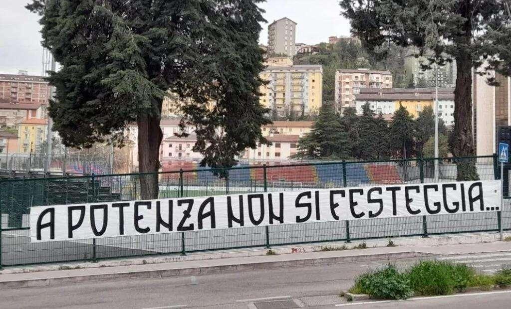 Cresce la tensione tra ultras: "A Potenza non si festeggia", il messaggio dei tifosi lucani all'Avellino