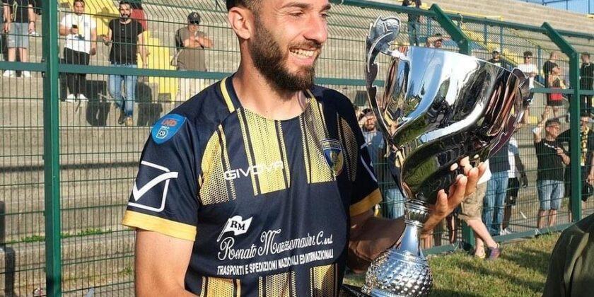 Cosenza, stop per De Rosa: il capitano si tiene stretto la maglia del Giugliano