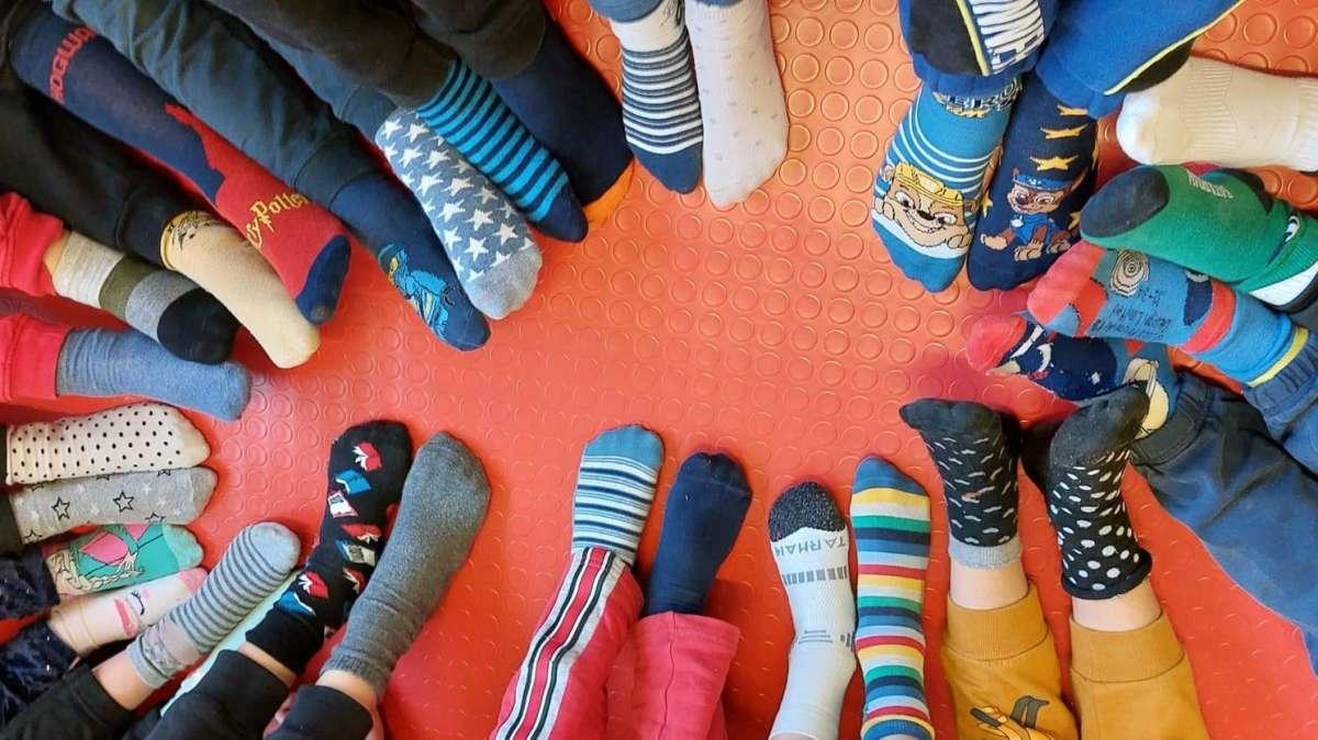Oggi è la giornata dei calzini spaiati 2025: e tu conoscevi questo evento?