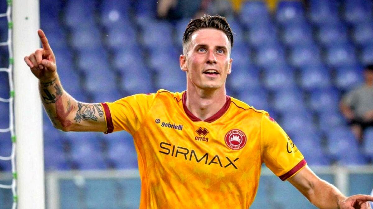 Rinforzo per il reparto avanzato della Reggina: accordo biennale