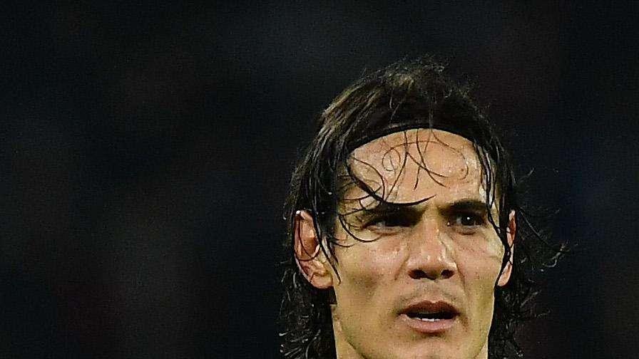 Cavani enraged by the penalty not granted in Ghana-Uruguay: he throws the VAR monitor to the ground