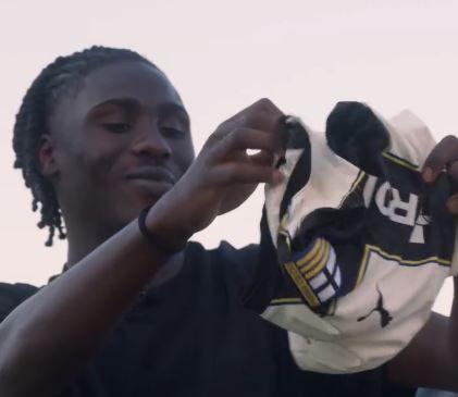 Il video di presentazione di Diallo: è il bimbo Karim a porgergli la maglia crociata