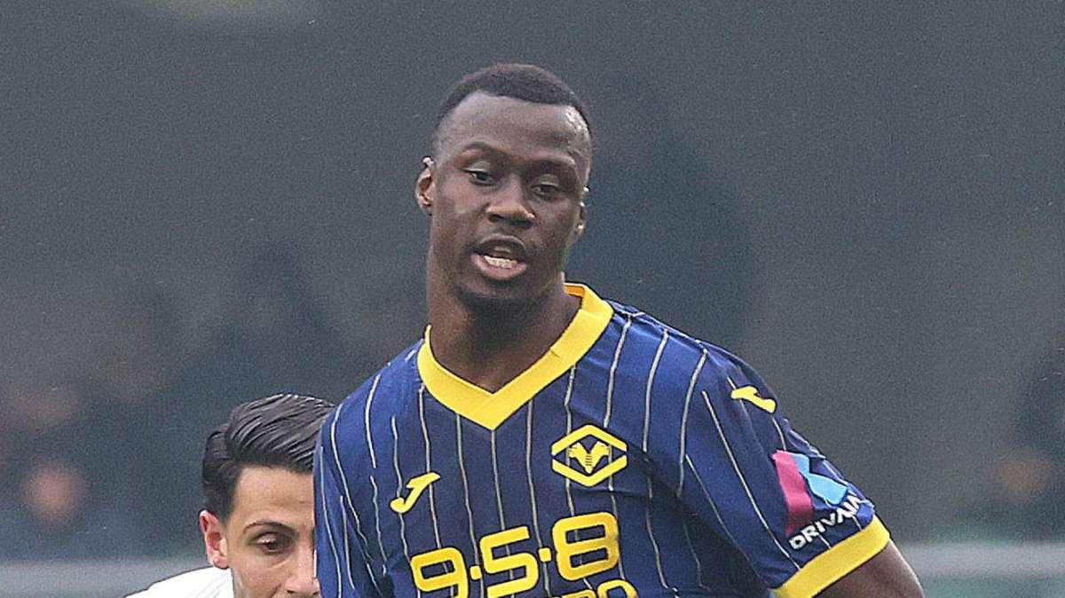 Hellas Verona, fastidio muscolare per Niasse. Domani ritorno in Italia, verrà valutato in settimana