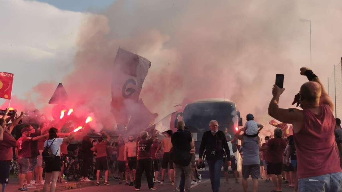 Reggiana, in arrivo ventuno Daspo per il lancio di fumogeni nel derby con il Parma