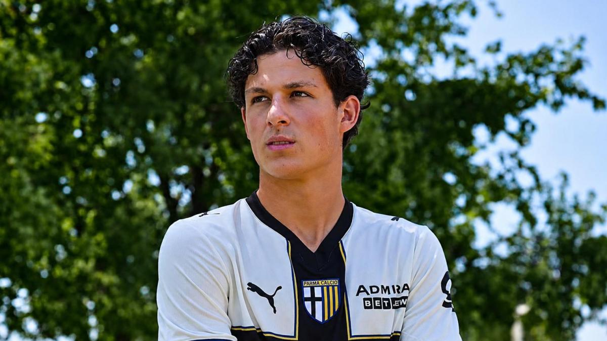 Il primo giorno di Lontani in maglia Parma: dallo shooting a un incontro speciale