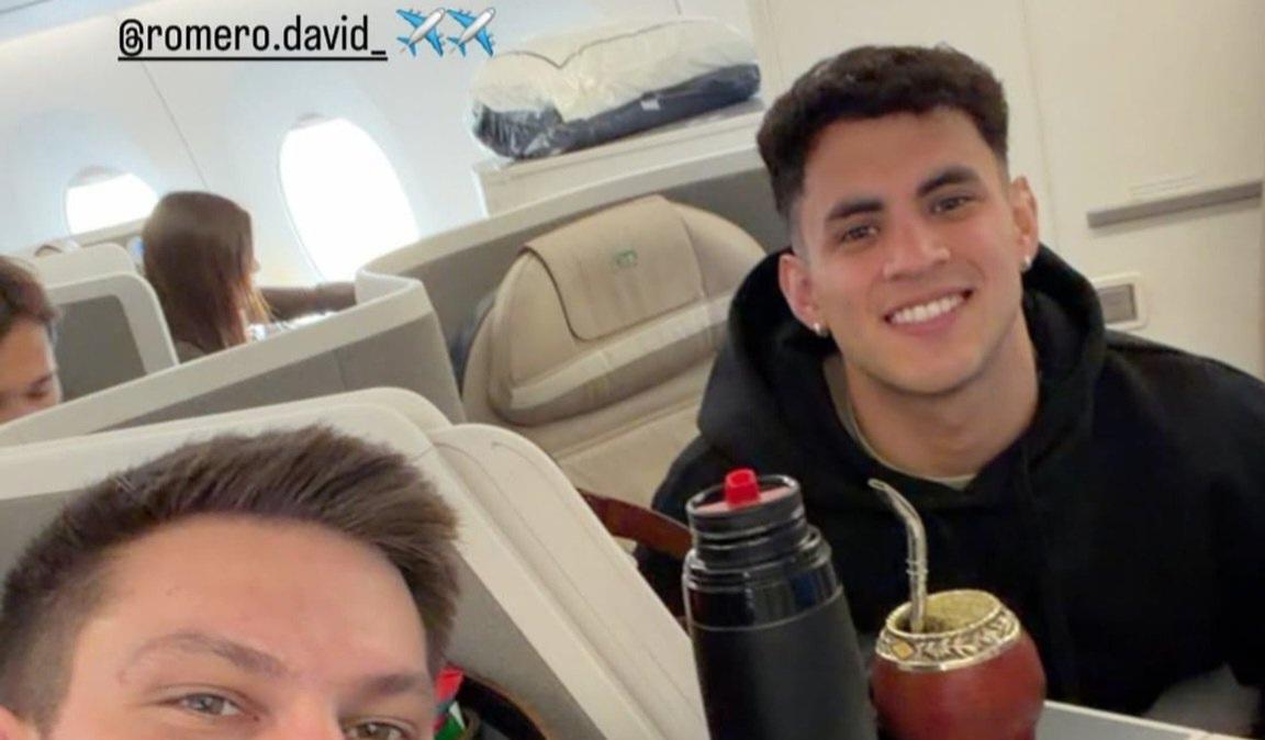 Romero sta partendo per l'Italia! La foto in aereo in compagnia dell'agente e di un mate