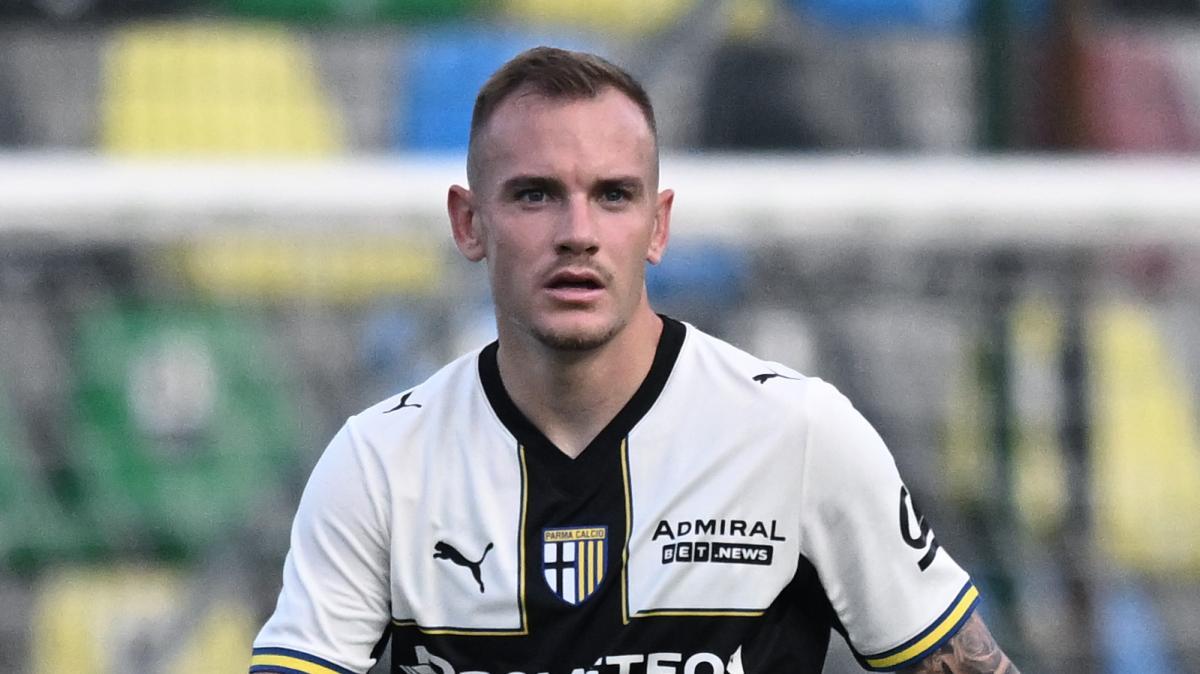 La moviola di Parma-Torino: Carlos tiene in gioco Adams. Frigan avanti di millimetri