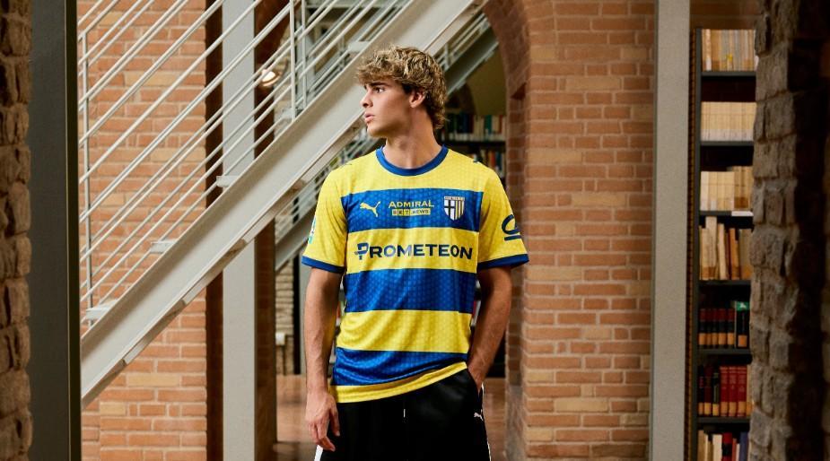Il Parma presenta la seconda maglia! Confermata la gialloblu, texture che riprende Piazza Garibaldi