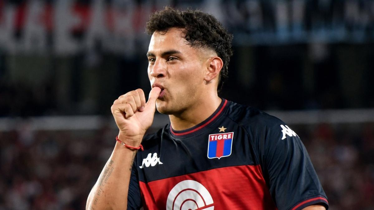 Romero sotto la curva a salutare i tifosi del Tigre: l'attaccante pronto a partire per Parma