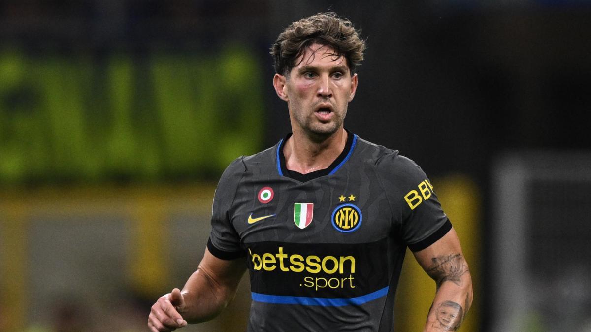 Inter, risentimento alla coscia sinistra per Stones: a rischio la sfida con il Parma