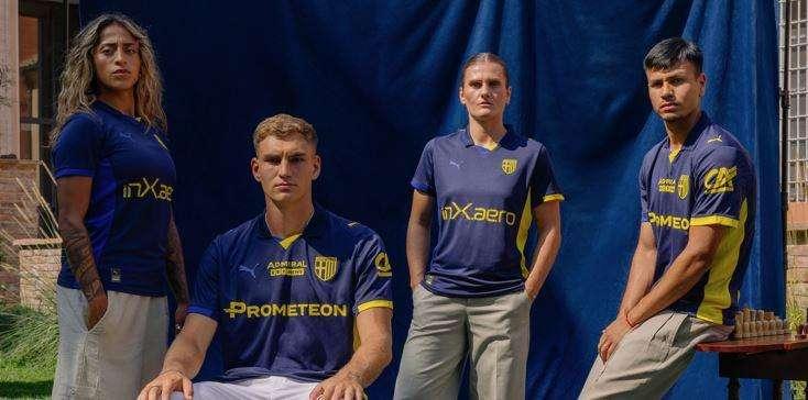 Il Parma presenta la quarta maglia: "Una visione al futuro senza perdere il legame con le proprie radici"