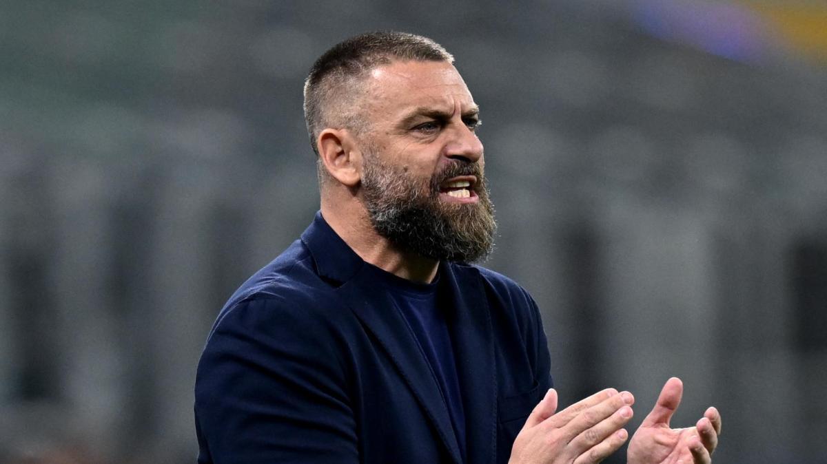 De Rossi e Cuesta in direzioni opposte: il tecnico rossoblu vuole la difesa a quattro