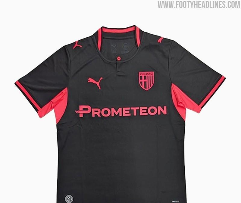 Confermata la terza maglia del Parma: sarà nera con dettagli rosa. Celebra i giovani
