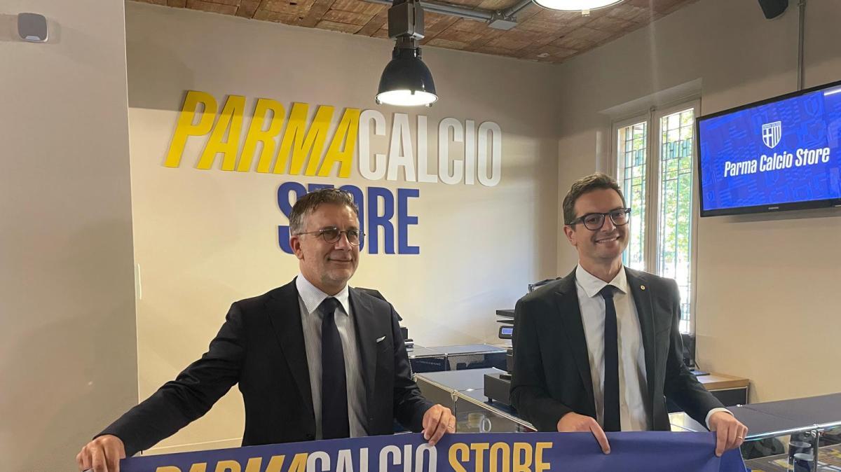 Il sindaco Guerra: "Ho ricevuto in regalo la seconda maglia del Parma, è bellissima"