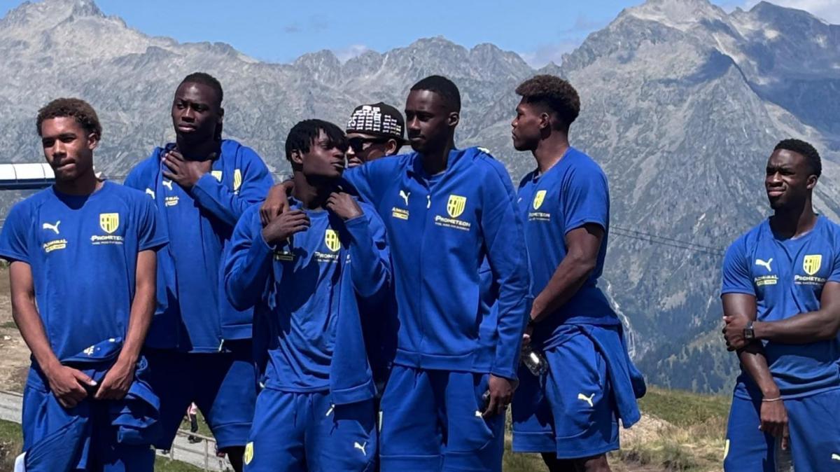 Pinzolo diventa Sanremo: il video della serata karaoke del Parma in ritiro