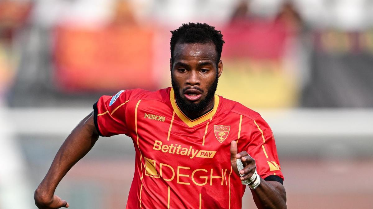 Lecce, Coulibaly sostituito all'intervallo: le sue condizioni