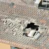 Per un'esplosione crolla il tetto di una palazzina a Perugia: due feriti, tra cui una donna che si è gettata dal quarto piano