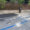 Ma come è possibile? In Via Canali a Perugia invertita la segnaletica stradale! Aggiungendo una barriera architettonica!