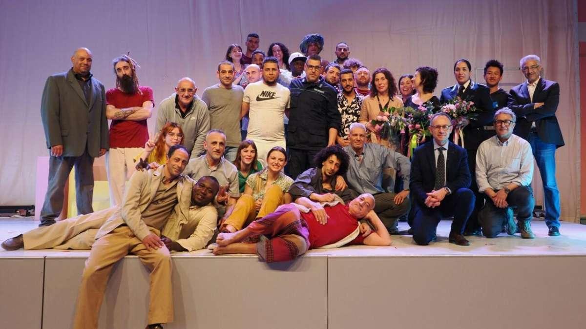 Emozioni al carcere di Capanne per la rappresentazione dello spettacolo “La popola del futuro ama”