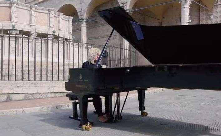 Il pianista Maurizio Mastrini dedica un brano al nuovo presidente del Perugia Javier Faroni