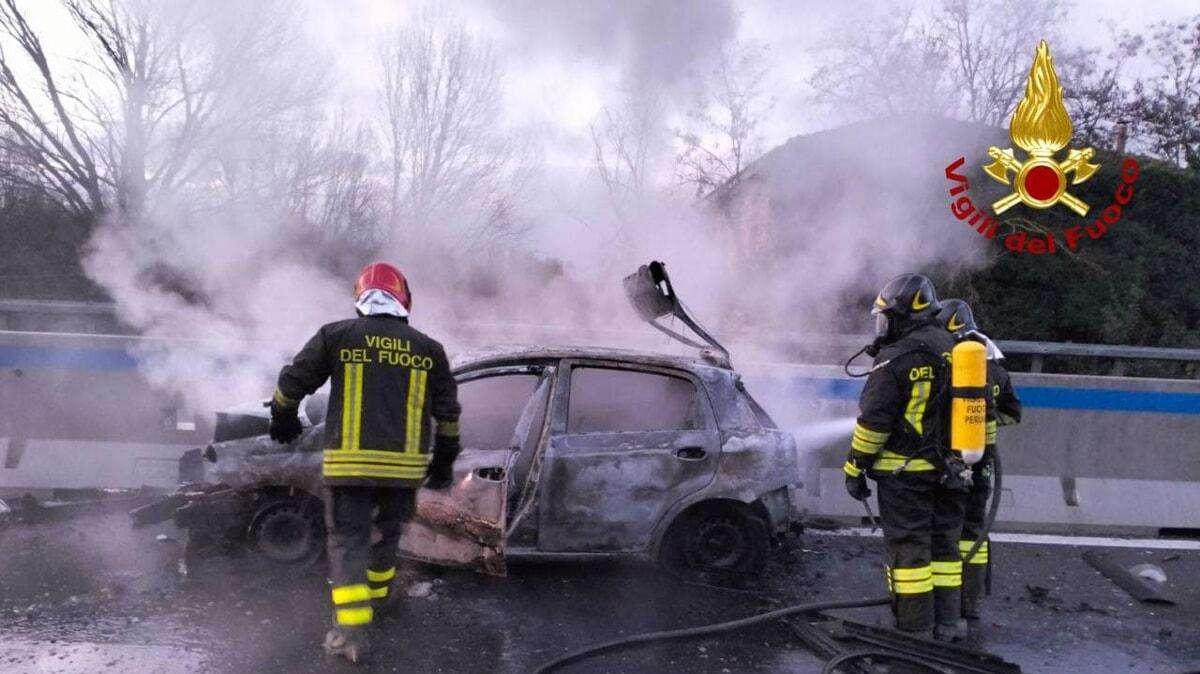 Terrore sul raccordo Perugia-Bettolle! Incidente con incendio e quattro feriti e strada chiusa 
