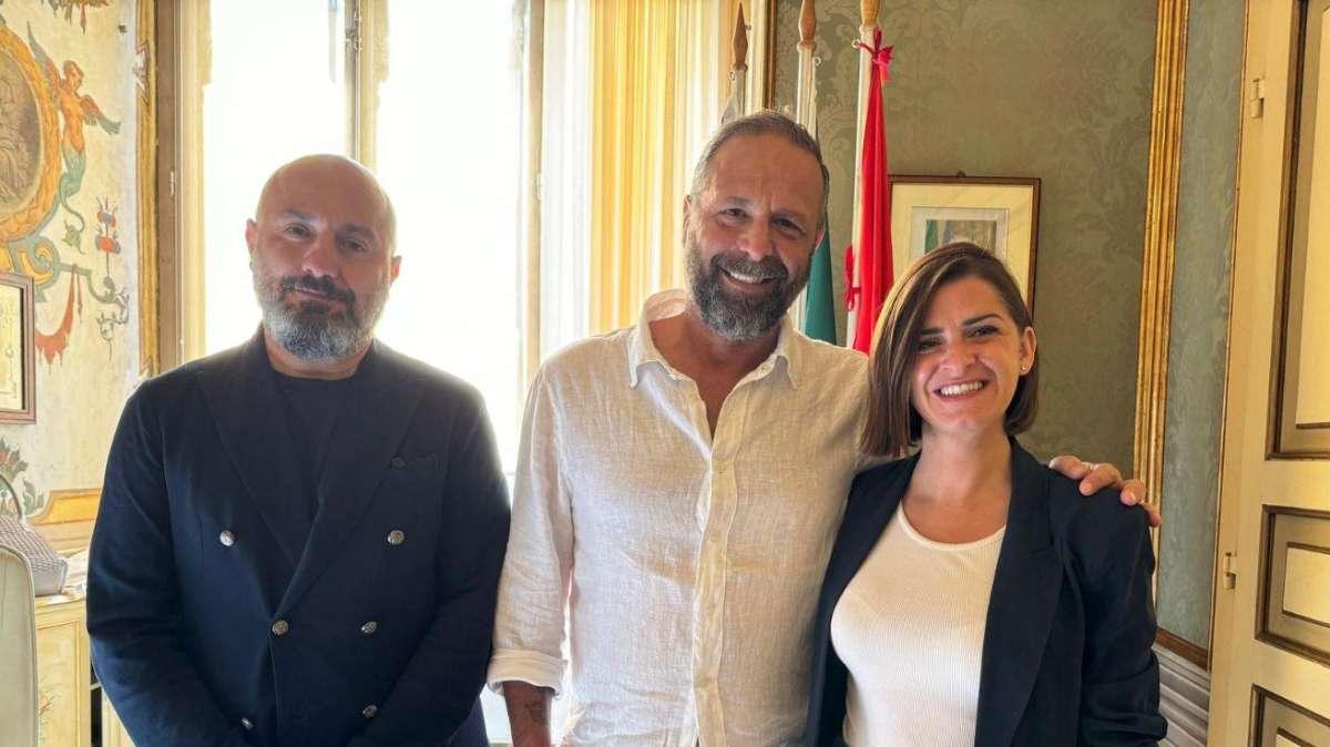 Un sorridente Santopadre accolto dalla sindaca di Perugia Ferdinandi e dall'assessore Vossi