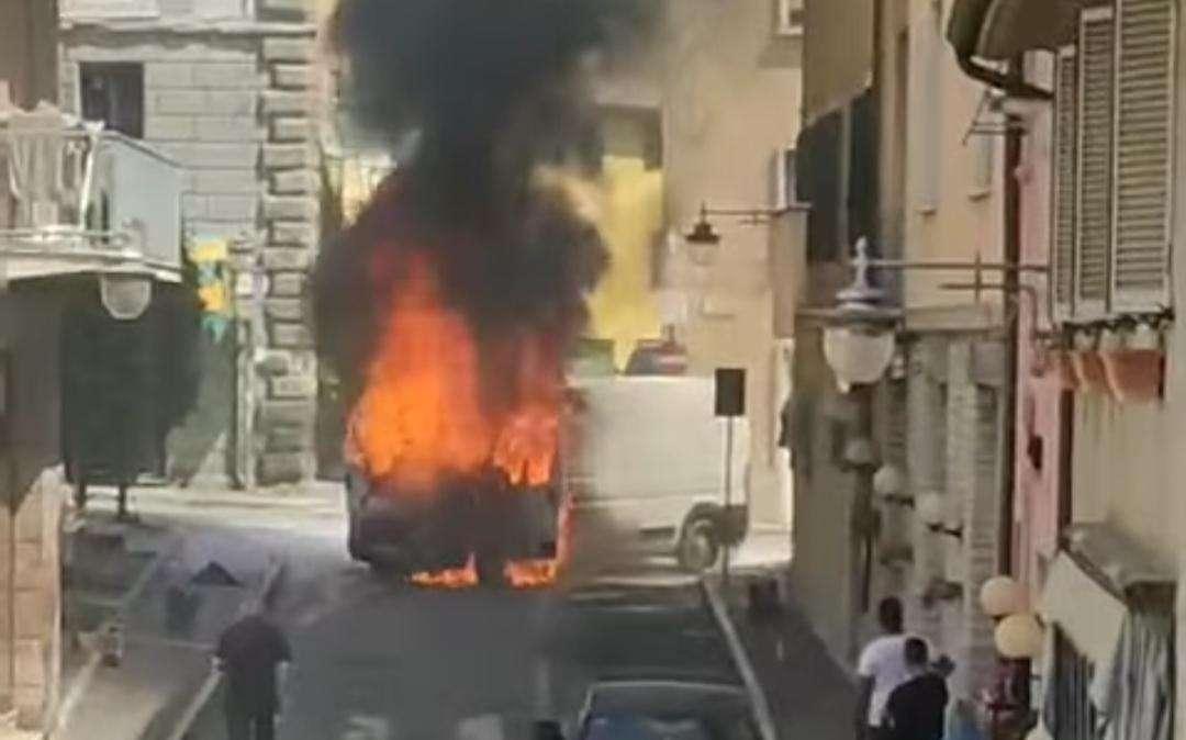 Tanta paura (VIDEO) al centro di Magione! Un furgone prende fuoco in mezzo alla strada