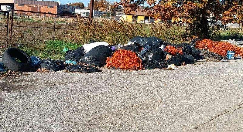 Incredibile! Da mesi ormai giace quella discarica abusiva lungo la strada a Santa Sabina