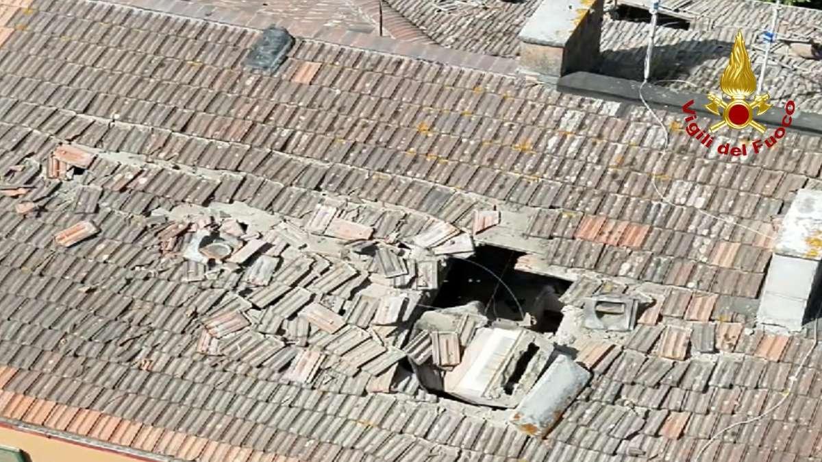 Per un'esplosione crolla il tetto di una palazzina a Perugia: due feriti, tra cui una donna che si è gettata dal quarto piano
