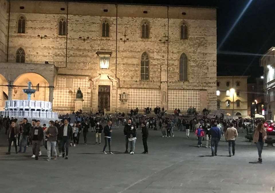Che caos con gli assembramenti di venerdì sera al centro storico di Perugia!