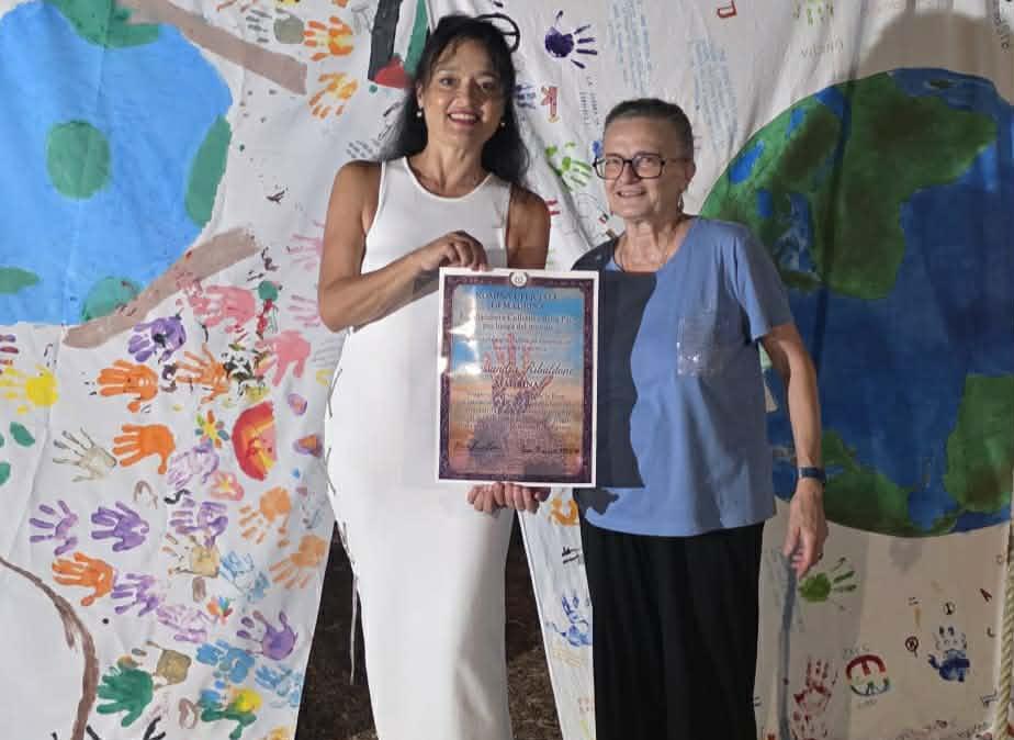 L'artista umbra Moira Lena Tassi conquista Portoferraio con la sua "Eco-Bandiera collettiva della pace più lunga del mondo"