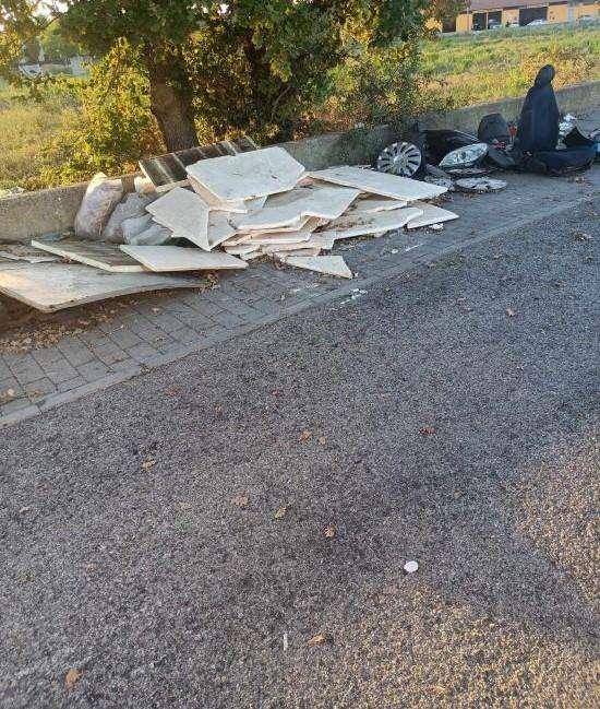 Discarica abusiva a Santa Sabina lungo la strada: che obbrobrio! Un'indegna vergogna