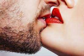 Avete già deciso quando festeggiare? Oggi è la Giornata internazionale del Bacio! Sino alla mezzanotte si può celebrare...