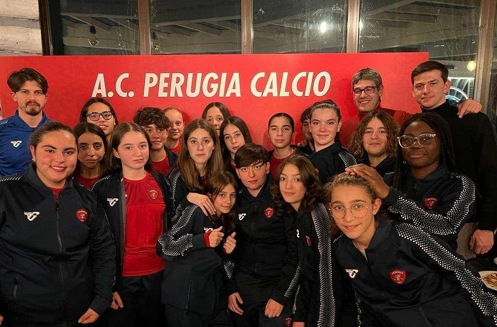 L'Under 15 femminile del Perugia Calcio gioisce per la conquista della Coppa Disciplina in campionato