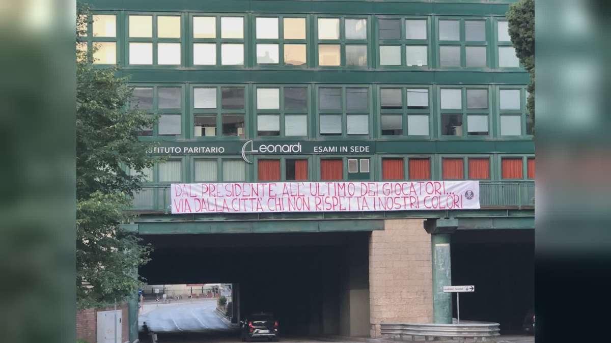 Striscioni a Perugia contro il presidente Santopadre e la squadra in questo momento difficile